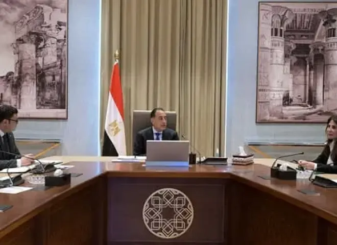 رئيس الوزراء يتابع الجهود الحكومية في ملف تحلية مياه البحر