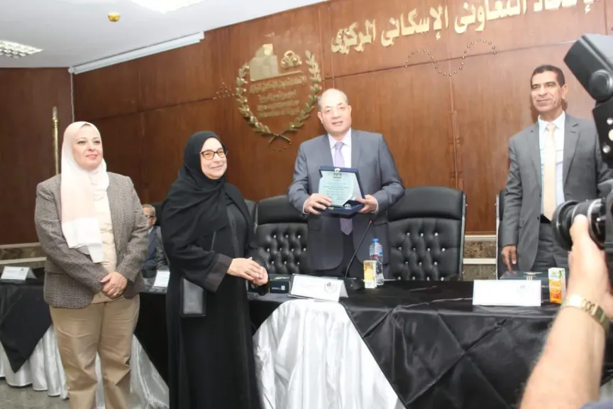 اللجنة النقابية للعاملين بالاتحاد التعاونى الإسكانى المركزى تكرم م. رجاء فؤاد