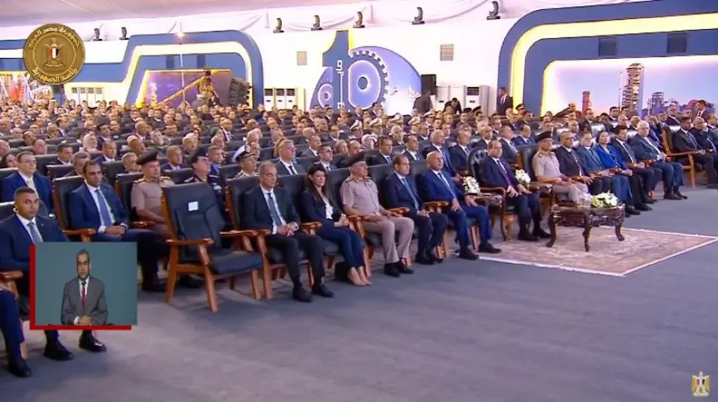 الرئيس السيسي يُشاهد عرضًا لعدد من المصانع الجديدة الناجحة من القطاع الخاص بالفيديو كونفرانس