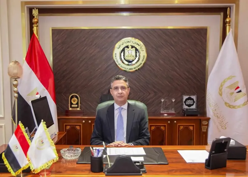 وزير التموين يبحث مع رئيس مجلس إدارة شركة الزيوت المستخلصة تعزيز الإنتاج