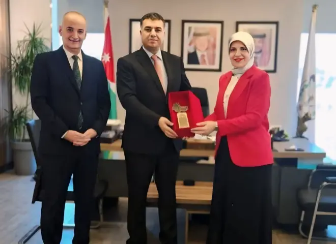 ”الخصاونة” تسلم الحنيفات درع وزير الاقتصاد التضامنى بالمغرب بحضور ”الشلبى”