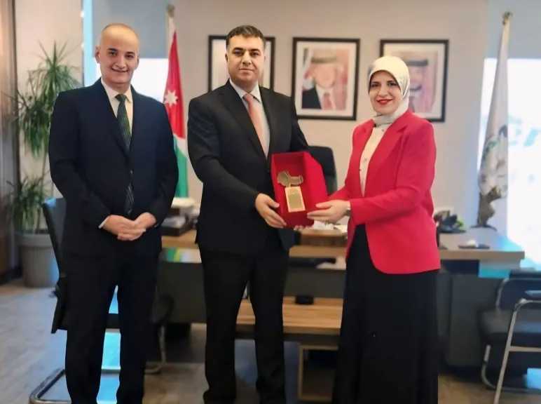 ”الخصاونة” تسلم الحنيفات درع وزير الاقتصاد التضامنى بالمغرب بحضور ”الشلبى”