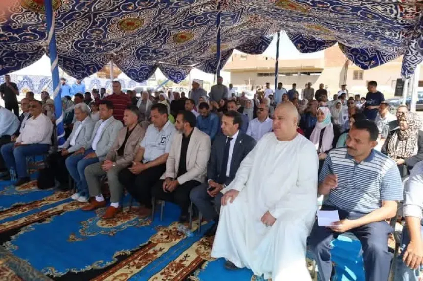 محافظ السويس ومدير عام الاتحاد التعاونى الزراعى يفتتحان موسم حصاد القمح من قرية الشلوفة