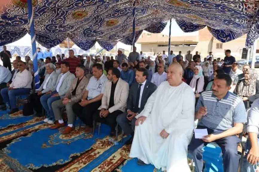 محافظ السويس ومدير عام الاتحاد التعاونى الزراعى يفتتحان موسم حصاد القمح من قرية الشلوفة
