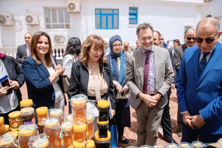 السفير الكندى يزور الجمعية التعاونية الإنتاجية النسائية ”ثمرة” بكوم المحرص بالمنيا