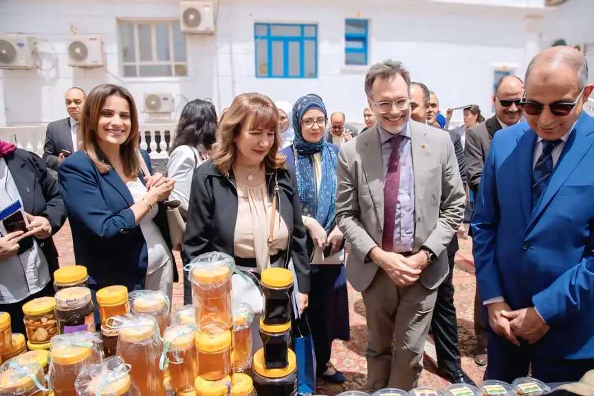 السفير الكندى يزور الجمعية التعاونية الإنتاجية النسائية ”ثمرة” بكوم المحرص بالمنيا
