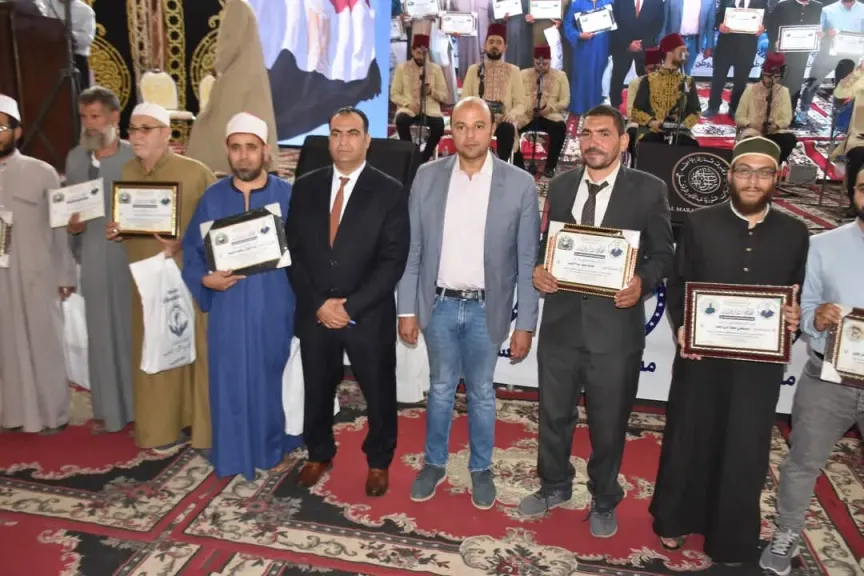 عبد التواب مؤمن وعدد من المكرمين