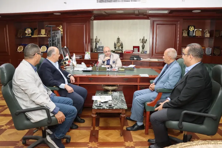 محافظ بنى سويف يبحث مع ”تيتان مصر” فرص التعاون لتطوير القطاع الصحى والبيئى