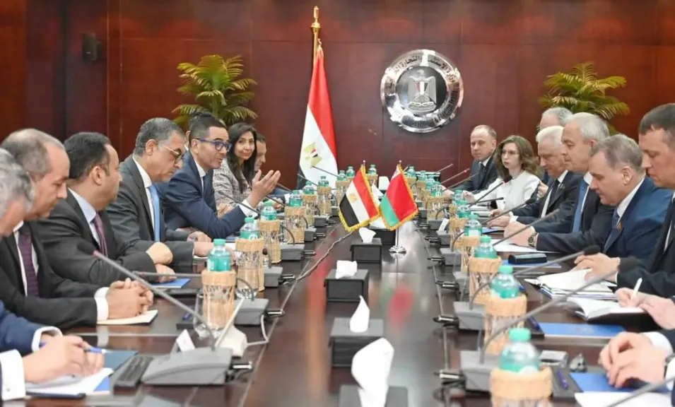 وزير الاستثمار يبحث تعزيز التعاون مع رئيس مجلس النواب للجمعية الوطنية لـ «بيلاروسيا»