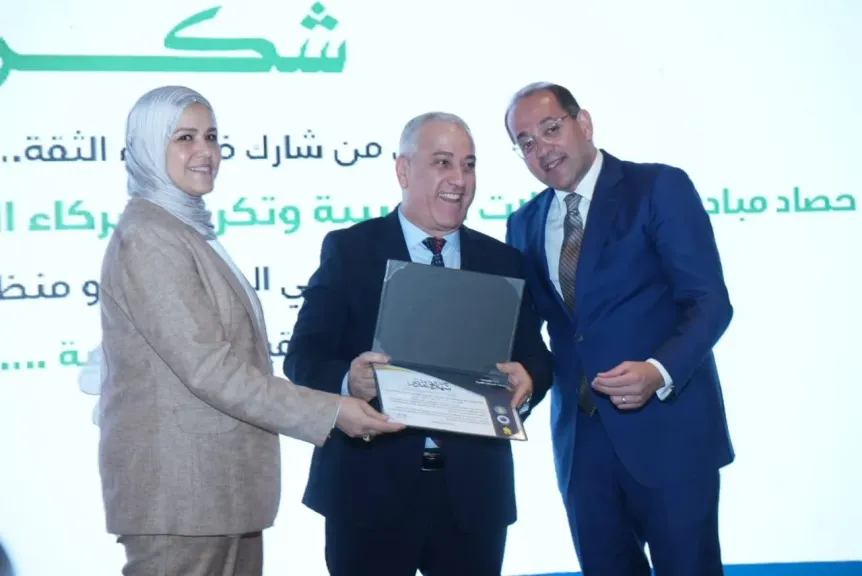 المالية تكرم رئيس «الوطنية للصحافة» وقيادات الشركة المتحدة بمؤتمر «الضرائب»