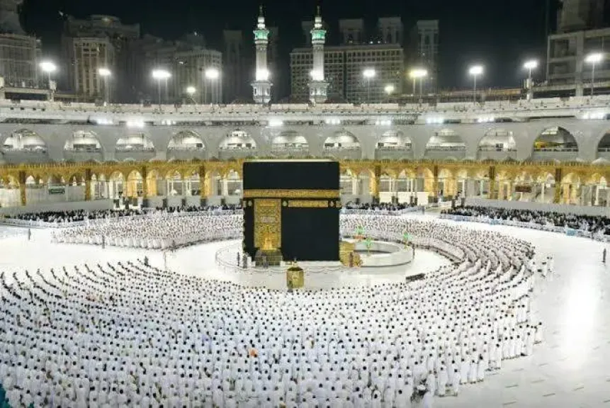 وزير السياحة والآثار يعتمد الضوابط المنظمة لتنفيذ رحلات العمرة لموسم 1447هـ