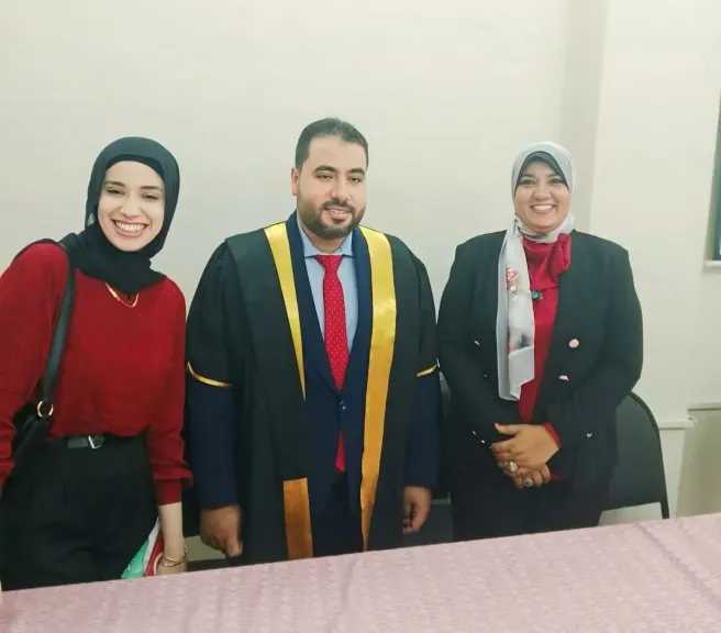 د. جاكلين ممدوح تهنئ الزميل إسلام الحديدى بحصوله على درجة الماجستير فى علوم الحاسب