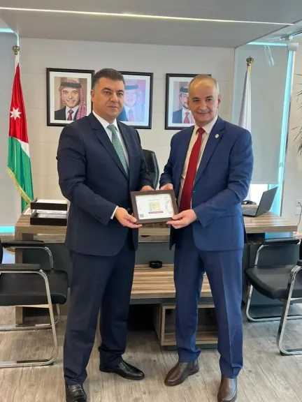 ”الشلبى” يسلم ” الحنيفات” الطابع التذكارى بمناسبة السنة الدولية للتعاونيات 2025