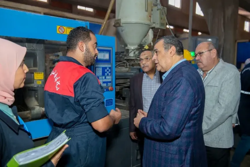 وزير الدولة للإنتاج الحربي يتفقد شركة أبي قير للصناعات الهندسية