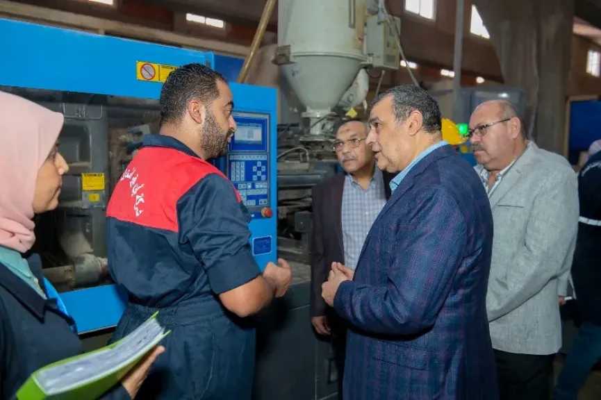 وزير الدولة للإنتاج الحربي يتفقد شركة أبي قير للصناعات الهندسية