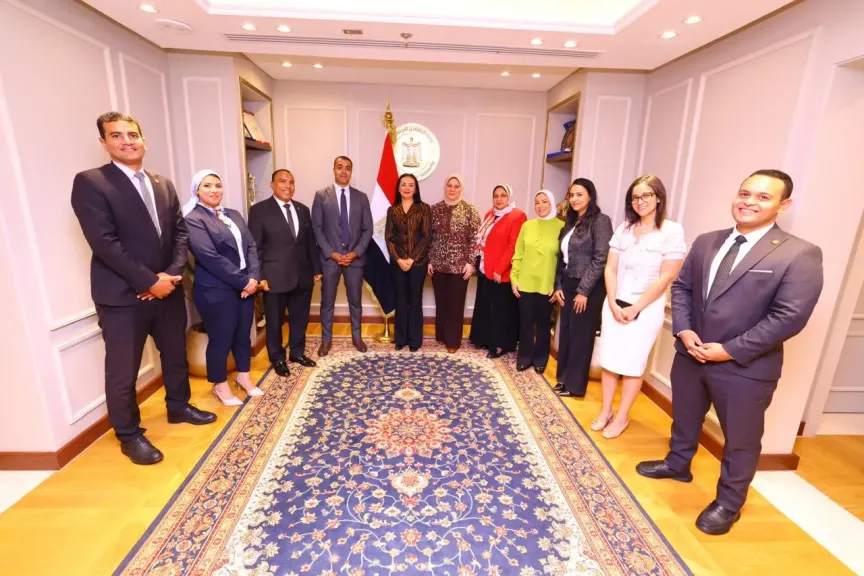 د. مايا مرسى تكرم مسئولى العلاقات العامة والمراسم بالوزارة