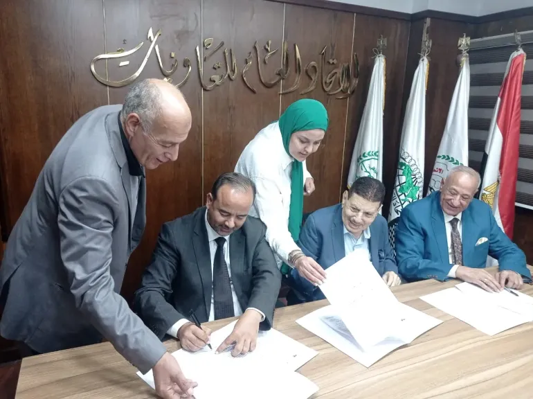 د. عبد الظاهر أثناء التوقيع على البروتوكول