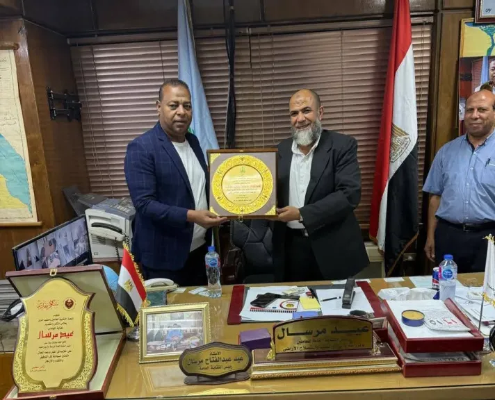 ”مرسال” يجتمع باللجان النقابية التابعة لشركات استصلاح الأراضى ويكرم ”مصطفى اسماعيل”