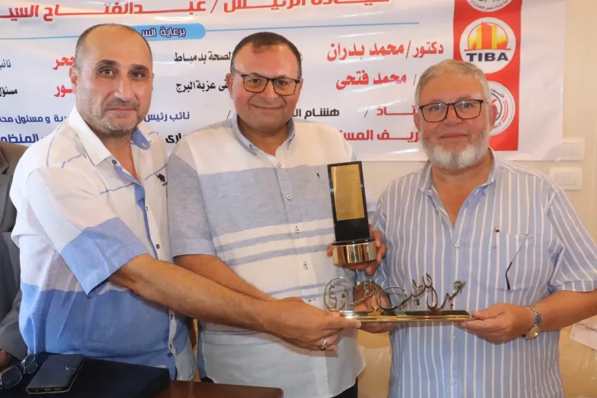 ”الجحر” والمنظمة المصرية لحقوق الإنسان والتنمية يكرمان الأطقم الطبية بمستشفى عزبة البرج المركزى