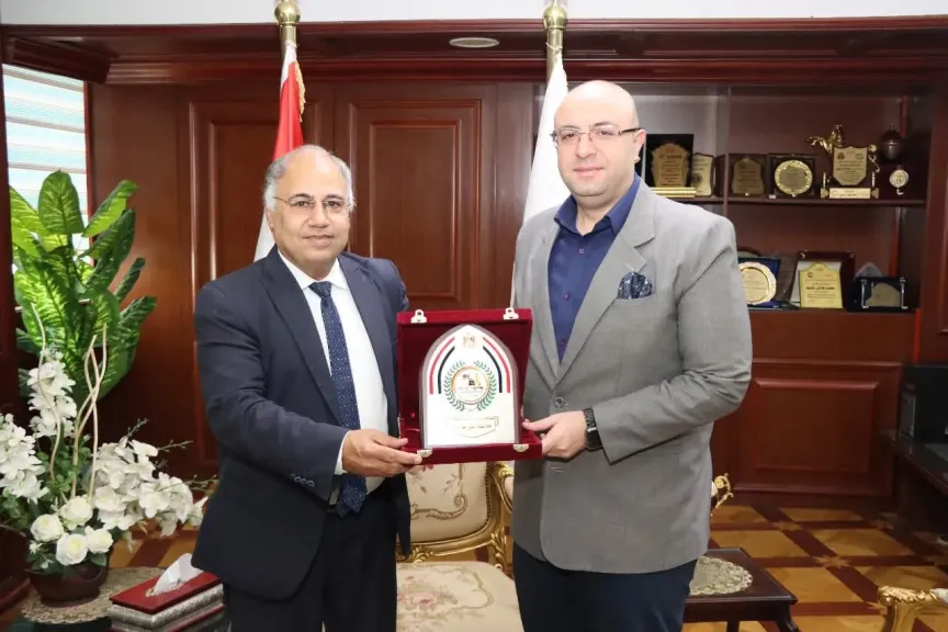 محافظ بنى سويف يكرم د. السمان