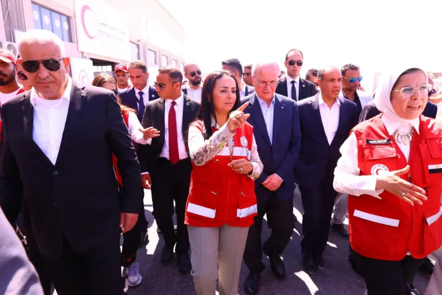 وزيرا التضامن الاجتماعي والخارجية يتفقدان رفقة رئيس وزراء فلسطين المطبخ الإنساني والمخبز الآلي للهلال الأحمر المصري بالعريش لدعم أهالي غزة