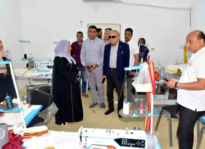 محافظ الأقصر يزور مشغل جمعية ”كورنا” ويشيد بمنتجات الأعضاء من الملابس الجاهزة والمفروشات