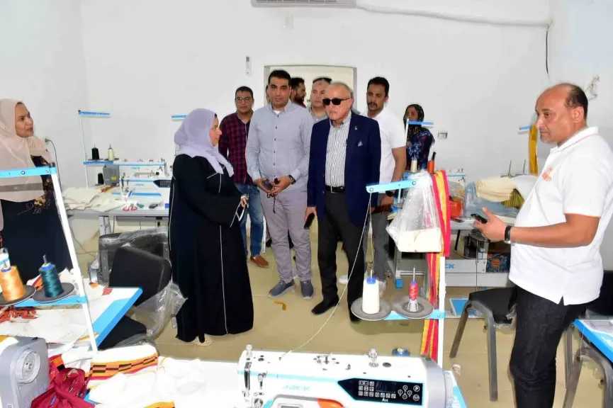 محافظ الأقصر يزور مشغل جمعية ”كورنا” ويشيد بمنتجات الأعضاء من الملابس الجاهزة والمفروشات