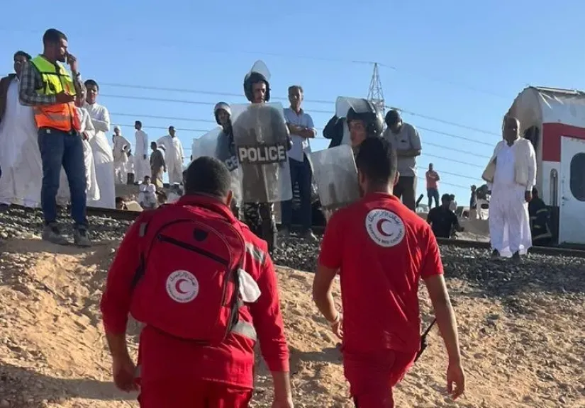 الهلال الأحمر المصري يقدم الإسعافات الأولية والدعم النفسي لضحايا حادث قطار مطروح| صور