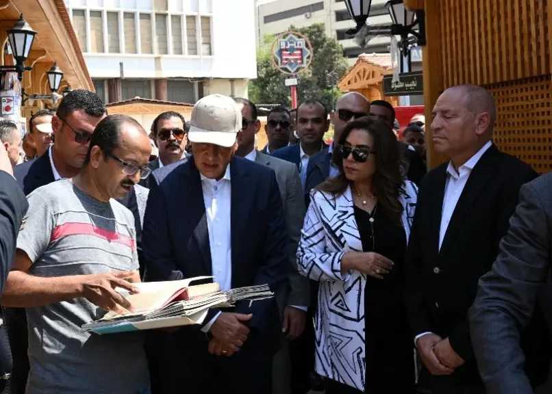 رئيس الوزراء يتفقد مشروع إحياء حديقة الأزبكية
