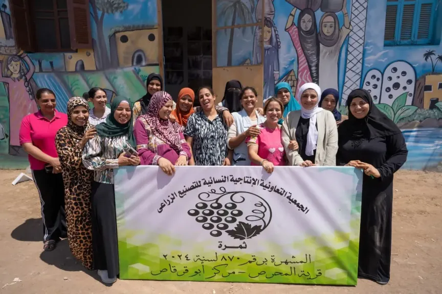 المجلس القومي للمرأة يسلم معدات للتعاونية النسائية بكوم المحرص ”ثمرة” دعمًا للإنتاج والتشغيل
