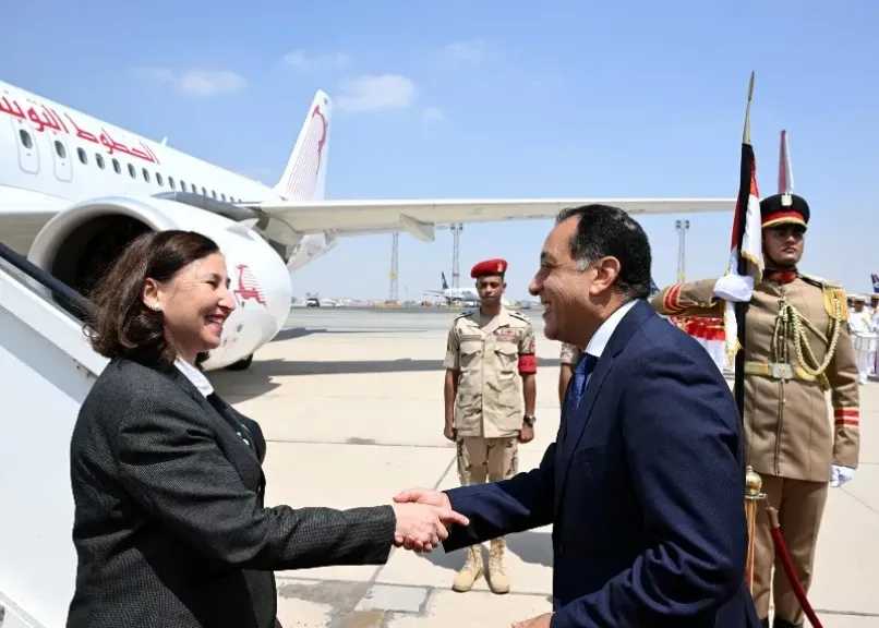 رئيس الوزراء يستقبل نظيرته التونسية بمطار القاهرة الدولي| صور