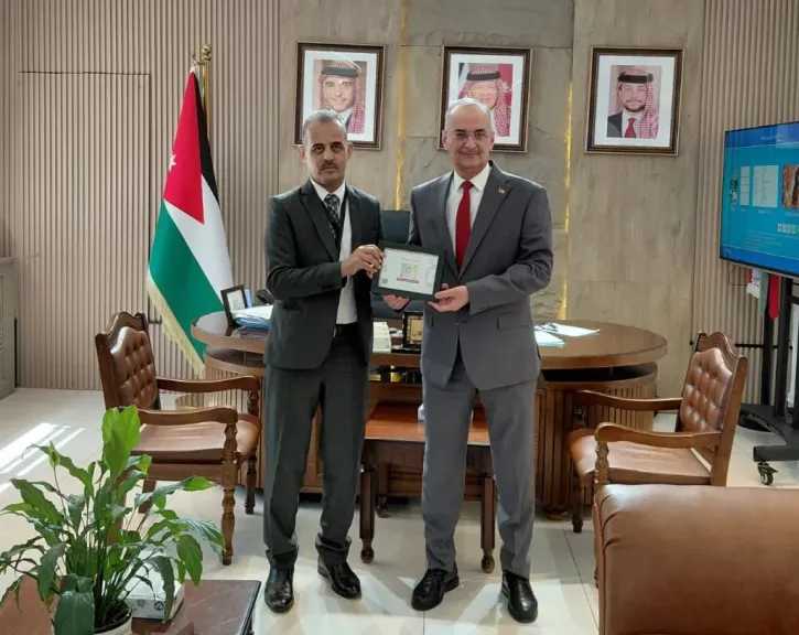 ”الشلبى” يكرم مدير مكتبه والطاقم الإدارى لجهودهم فى خدمة القطاع التعاونى