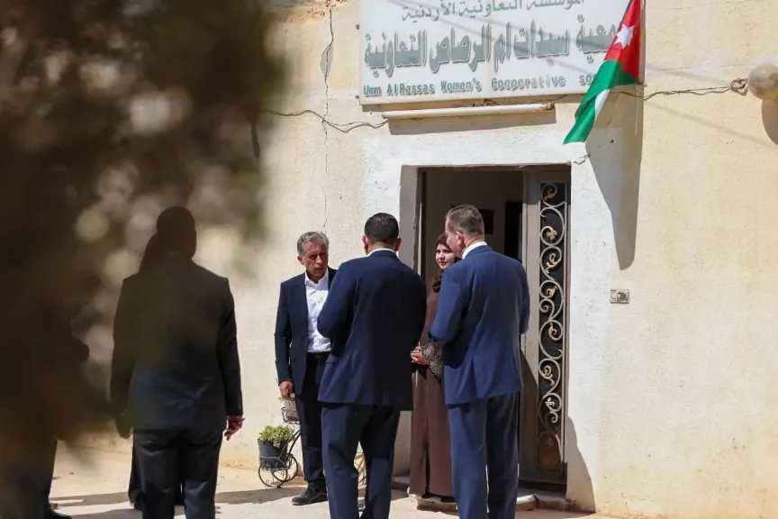 رئيس وزراء الاردن يزور تعاونية  سيدات ”أم الرصاص” للحرف اليدوية والتراثية ويشيد بجهود مجلس الإدارة