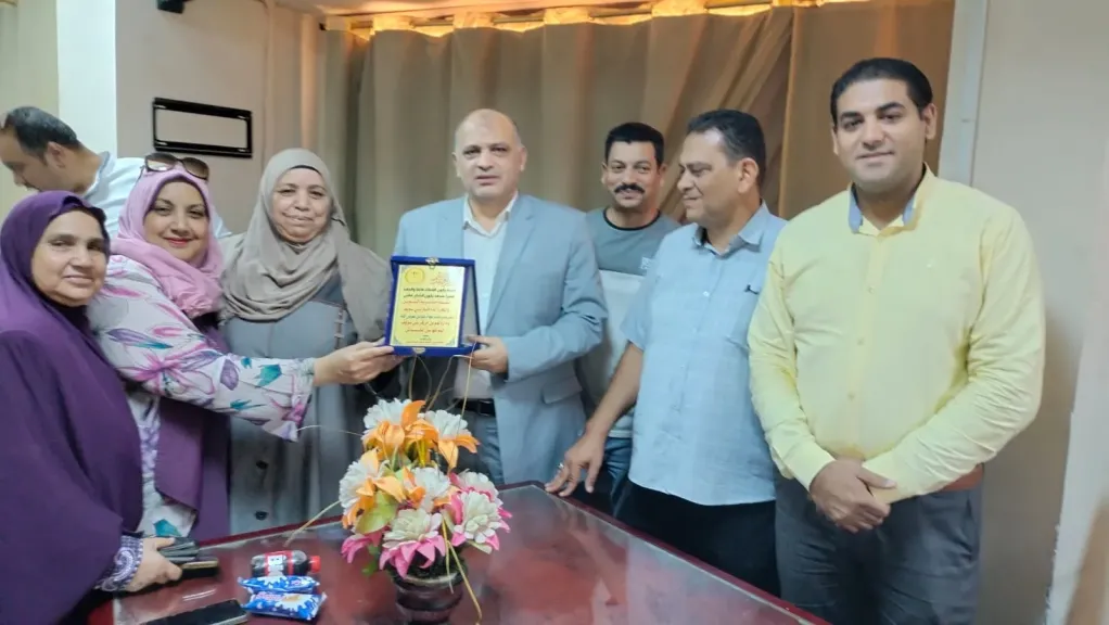 فى ليلة الوفاء .. مديرية تموين بني سويف تحتفل بتكريم الحاجة ”نجاة”