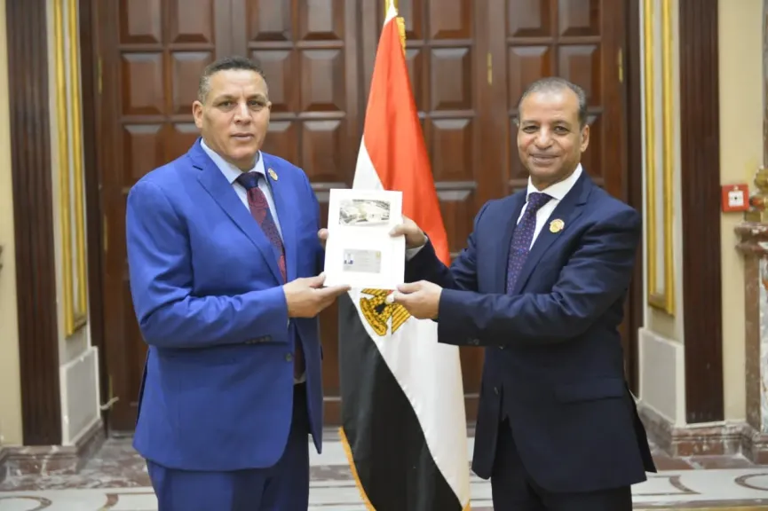 النائب محسن مبارك يتسلم كارنيه عضوية الشيوخ 2025