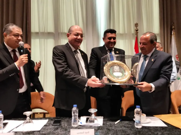 المحاسب أحمد سعيد يهدى محافظ بورسعيد درع الاتحاد