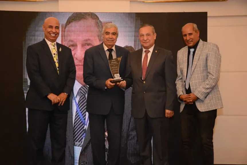 رابطة الإعلاميين العرب تكرم المستشار حمدى أبو العينين عضو الاتحاد الإنتاجى لجهوده فى العمل العام
