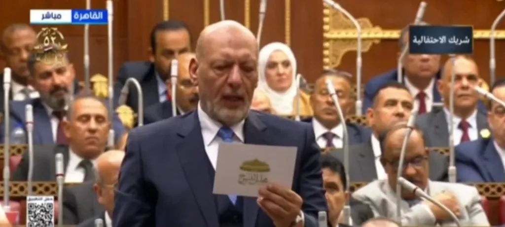 رئيس حزب ”المصريين” يؤدي اليمين الدستورية عضوًا بمجلس الشيوخ.. ويؤكد: مسؤولية تاريخية لخدمة قضايا الوطن