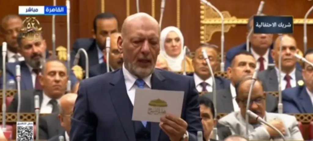 رئيس حزب ”المصريين” يؤدي اليمين الدستورية عضوًا بمجلس الشيوخ.. ويؤكد: مسؤولية تاريخية لخدمة قضايا الوطن