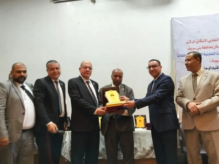 د. جبر يتسلم درع تكريم محافظ بنى سويف