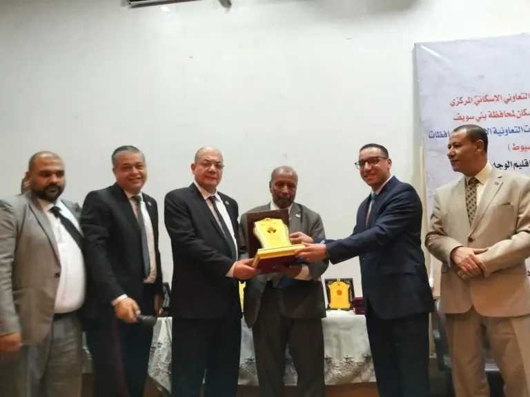 معاون محافظ بنى سويف يشيد بجهود الاتحاد الإسكانى .. ومجلس الإدارة يسلمه درع تكريم المحافظ
