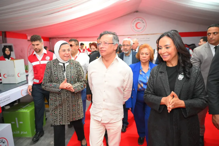 رئيس كولومبيا يزور الهلال الأحمر المصري .. ويشيد بالجهود المصرية في تقديم المساعدات الإنسانية لقطاع غزة