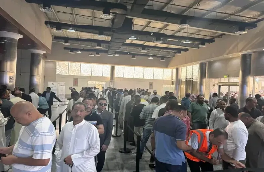 إقبال كبير من المصريين للمشاركة بانتخابات النواب في دبي والكويت وإيطاليا| صور