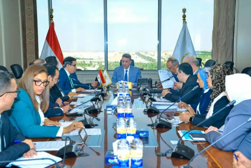 التموين تبحث إنشاء المركز اللوجيستي العالمي لتخزين وتوزيع الحبوب بميناء شرق بورسعيد