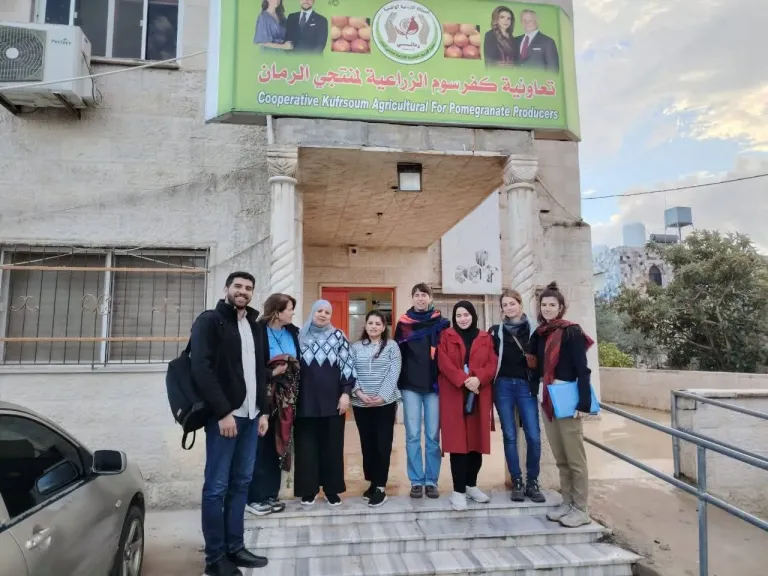 وفد من جامعة برشلونة الإسبانية يزور جمعية ”كفر سوم” الزراعية لمنتجى الرمان  بالأردن