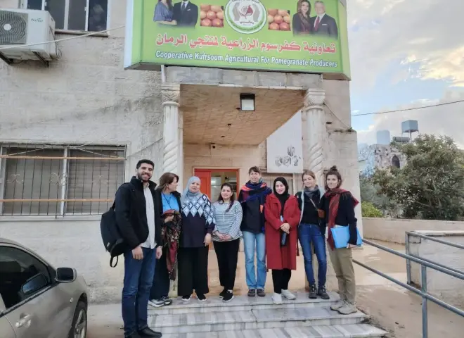 وفد من جامعة برشلونة الإسبانية يزور جمعية ”كفر سوم” الزراعية لمنتجى الرمان  بالأردن