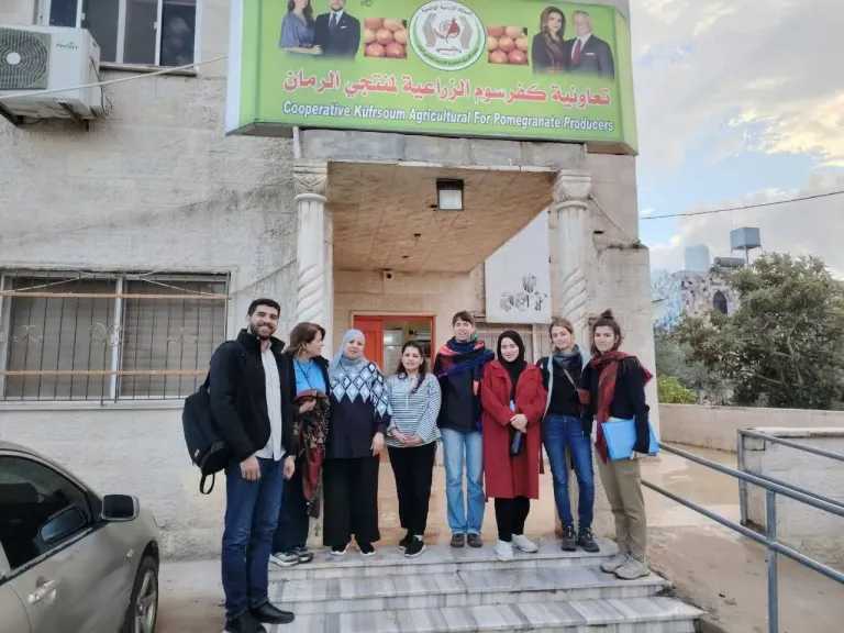 وفد من جامعة برشلونة الإسبانية يزور جمعية ”كفر سوم” الزراعية لمنتجى الرمان  بالأردن