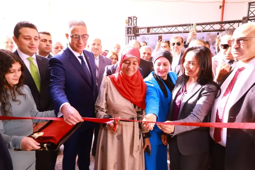 وزيرة التضامن الاجتماعي ومحافظ الفيوم يتابعان المشروعات الإنتاجية لمصنع الغزل والنسيج بقرية العزب