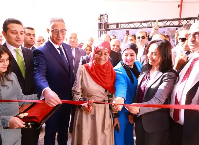 وزيرة التضامن الاجتماعي ومحافظ الفيوم يتابعان المشروعات الإنتاجية لمصنع الغزل والنسيج بقرية العزب