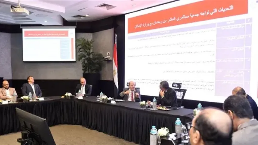 هيئة الاستثمار تبحث آليات دعم بيئة الأعمال مع مستثمري العاشر من رمضان بالتنسيق مع الجهات الحكومية